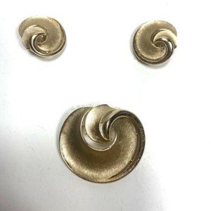 Vintage Crown Trifari Brooch And Earrings Gold Brushed Swirls  Matching Set